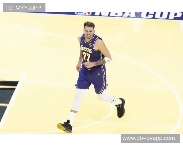 东契奇生涯第八次豪取45分10篮板5三分创历史新高超越哈登独享第一 东契奇生涯第八次豪取45分10篮板5三分创历史新高超越哈登独享第一