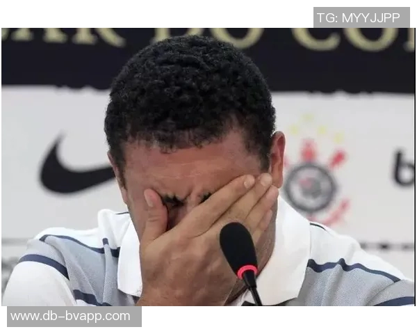 刚满18岁的小伙学驾照女友驾车送他去巴萨训练场